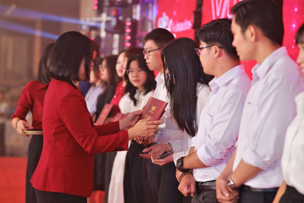VUS vinh danh hơn 1.000 trợ giảng nhân ngày nhà giáo Việt Nam - 2 VUS vinh danh hơn 1.000 trợ giảng nhân ngày nhà giáo Việt Nam - 2