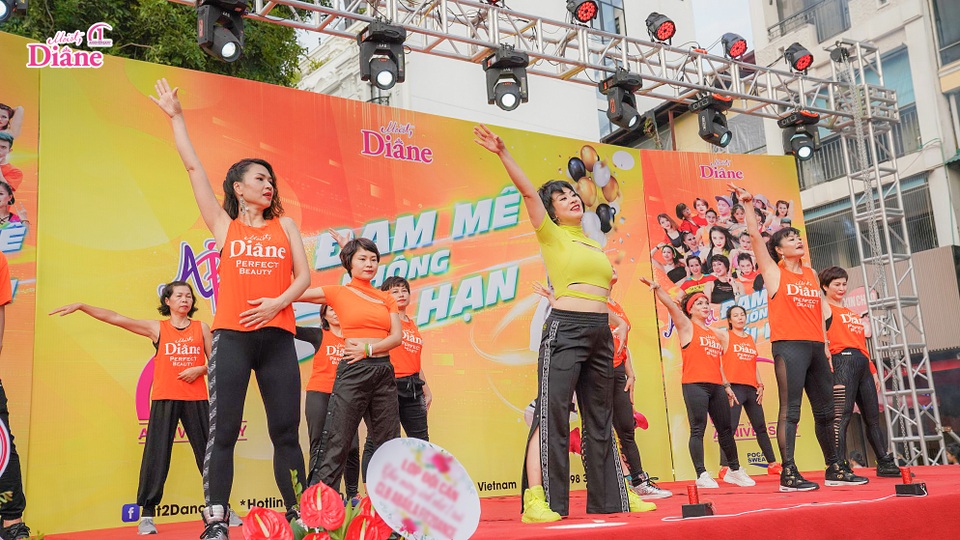Rực rỡ hình ảnh hơn 1000 người mặc áo cam nhuộm màu Hồ Gươm - 6 Rực rỡ hình ảnh hơn 1000 người mặc áo cam nhuộm màu Hồ Gươm - 6