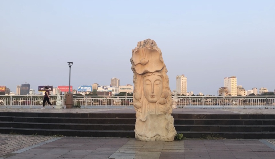 Đà Nẵng: Người dân náo nức tắm biển, dạo phố sau cách ly xã hội - 5