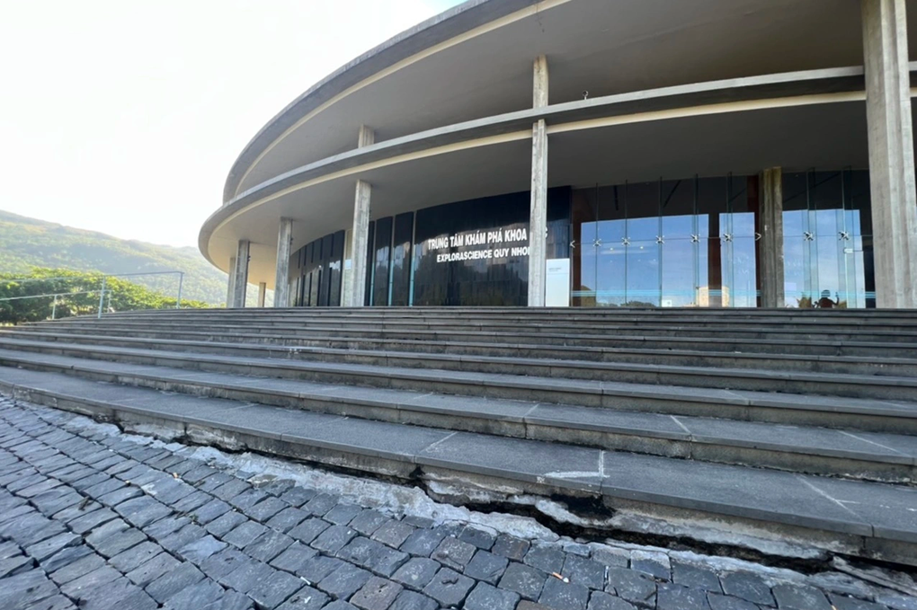 Tòa nhà khám phá vũ trụ trăm tỷ ở Bình Định bị thấm dột, sụt lún - 1