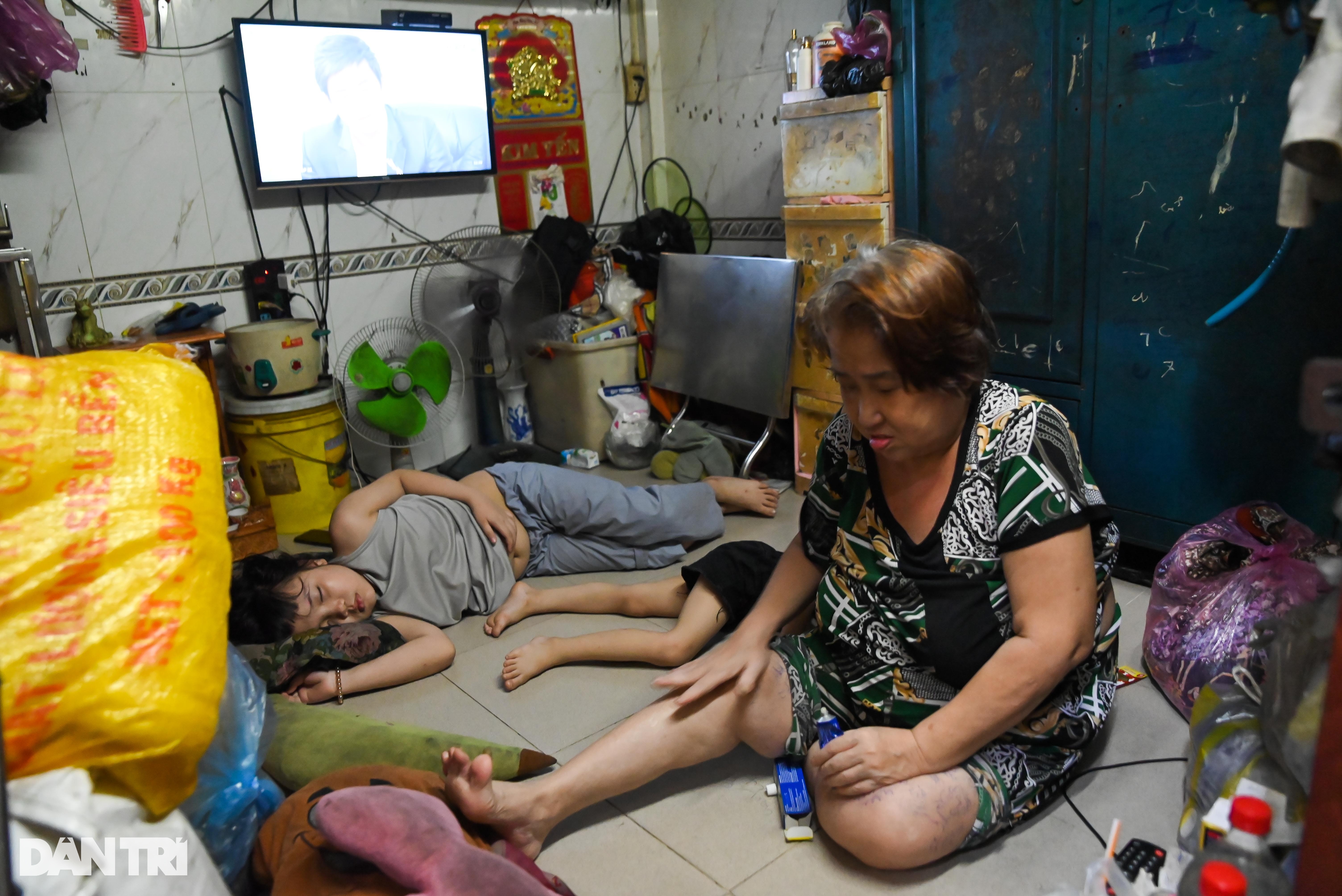 View - Người dân TPHCM phải "chia ca ngủ" trong những căn nhà 2-3m2 | Báo Dân trí