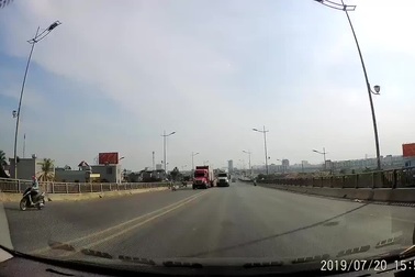 Giật mình container lấn làn vượt ẩu trên cầu