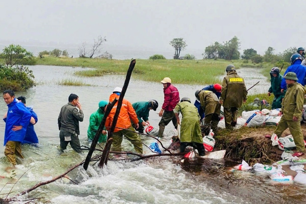 Hà Tĩnh huy động hơn 200 người khắc phục sự cố vỡ bờ bao mỏ sắt Thạch Khê - 1