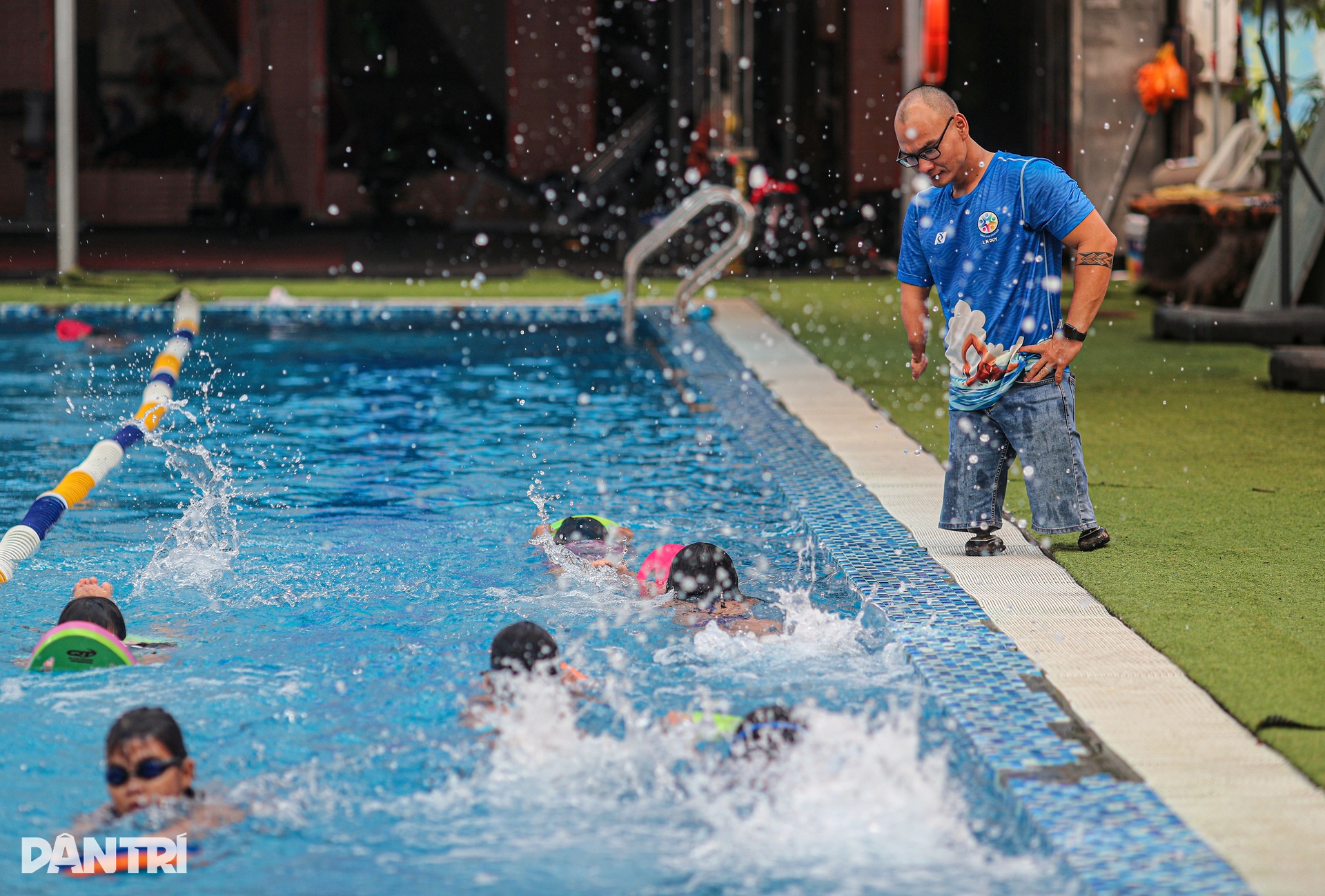 Người thầy không chân dạy bơi miễn phí cho trẻ mồ côi - 5 Người thầy không chân dạy bơi miễn phí cho trẻ mồ côi - 5