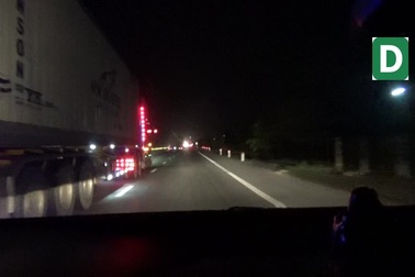 Giật mình xe chở cây khủng như “quái thú” băng băng trên Ql 1A