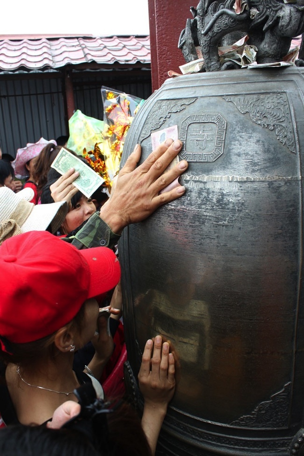Người Việt đi lễ đầu năm: Càng sờ, càng xoa tượng, càng nhiều lộc? - 3 Người Việt đi lễ đầu năm: Càng sờ, càng xoa tượng, càng nhiều lộc? - 3