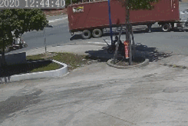 Pha thoát chết đầy may mắn dưới gầm xe trộn bê tông