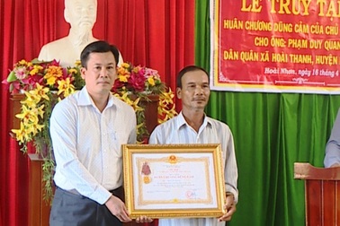 Truy tặng Huân chương Dũng cảm cho dân quân quên mình giúp dân trong lũ