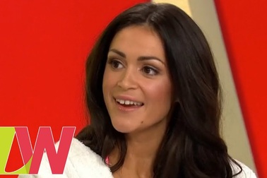 Casey Batchelor chia sẻ về việc giữ dáng sau sinh