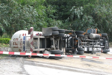 Xe chở gas lật trên đèo, lực lượng chữa cháy cuống cuồng phun nước