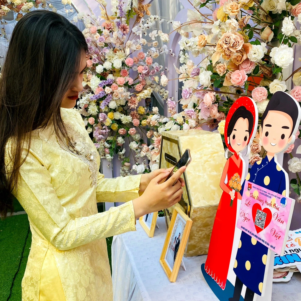 Kiểu mừng đám cưới chỉ cần quẹt mã điện thoại gây sốt ở Thanh Hóa - 3 Kiểu mừng đám cưới chỉ cần quẹt mã điện thoại gây sốt ở Thanh Hóa - 3