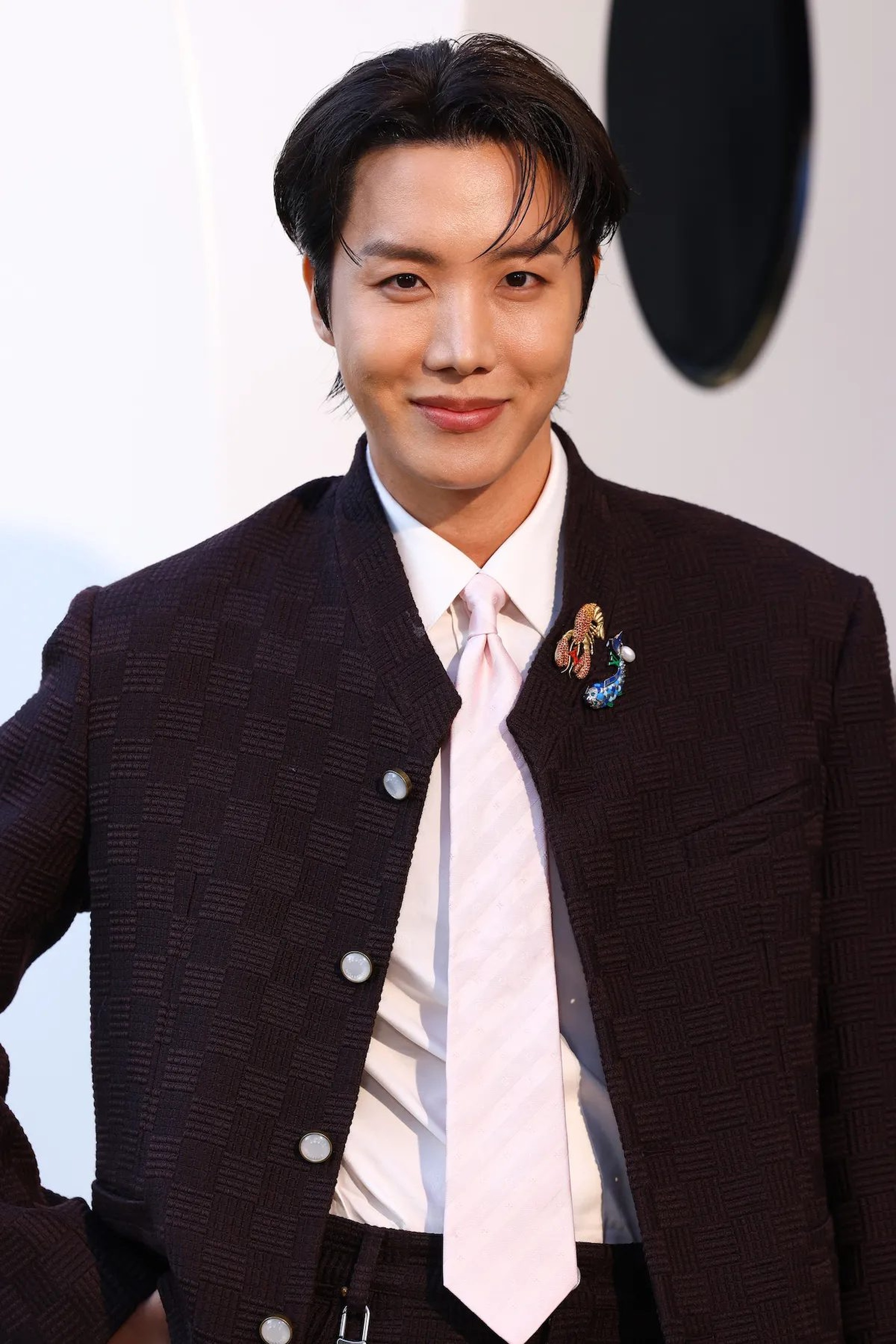 HIEUTHUHAI、3億3000万ドン以上の衣装を着用、J-HOPE(BTS)とポーズを比較して話題に - 3 HIEUTHUHAI diện đồ hơn 330 triệu đồng, gây sốt khi đọ dáng bên J-Hope (BTS) - 3