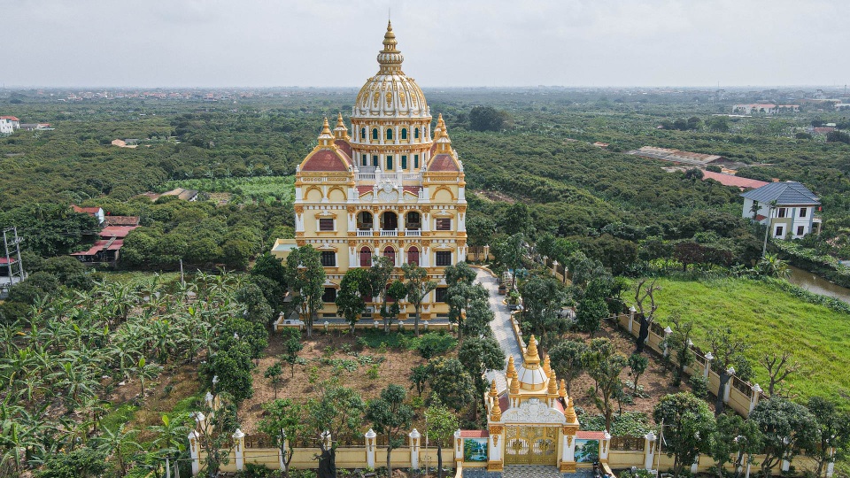 Lâu đài dát vàng, bên trong toàn nội thất đắt đỏ của đại gia ở Hưng Yên - 2 Lâu đài dát vàng, bên trong toàn nội thất đắt đỏ của đại gia ở Hưng Yên - 2