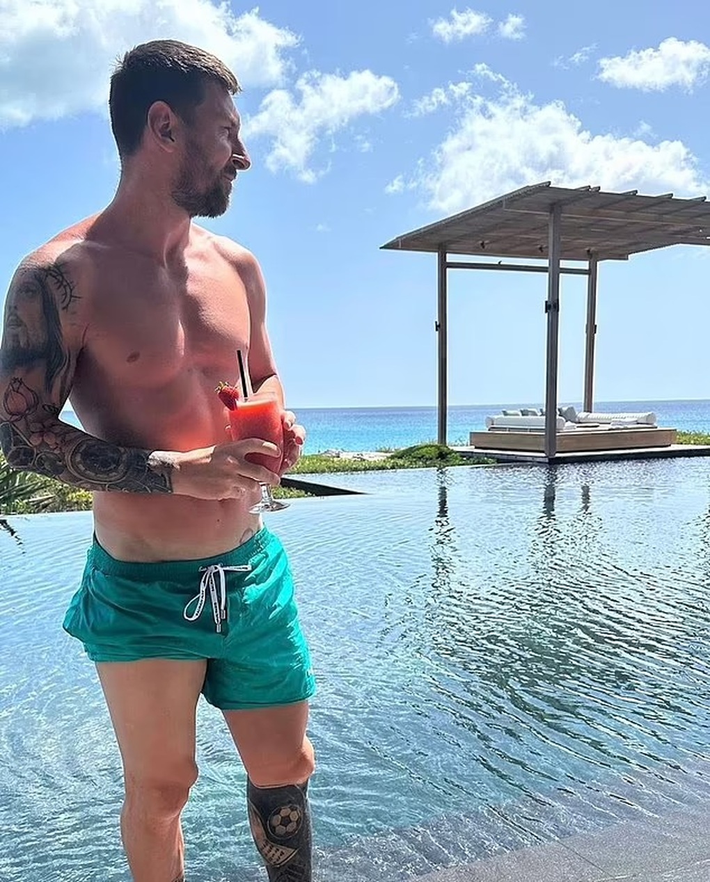 David Beckham tự tay thực hiện bức tranh tường chào đón Messi - 4 David Beckham tự tay thực hiện bức tranh tường chào đón Messi - 4
