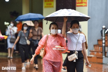 Mưa lớn kéo dài, Phủ Tây Hồ Hà Nội vắng vẻ trong ngày rằm tháng 7