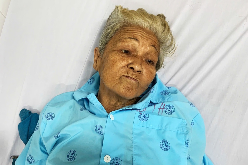 옥수수를 파는 할머니가 중병에 걸려 병원에 혼자 계시며, 친척들의 긴급한 도움이 필요합니다. - 1 Bà lão bán bắp bệnh nặng một mình trong viện, cần người thân đến khẩn cấp - 1