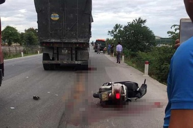 Bị cuốn vào gầm xe tải, cô giáo tử vong thương tâm