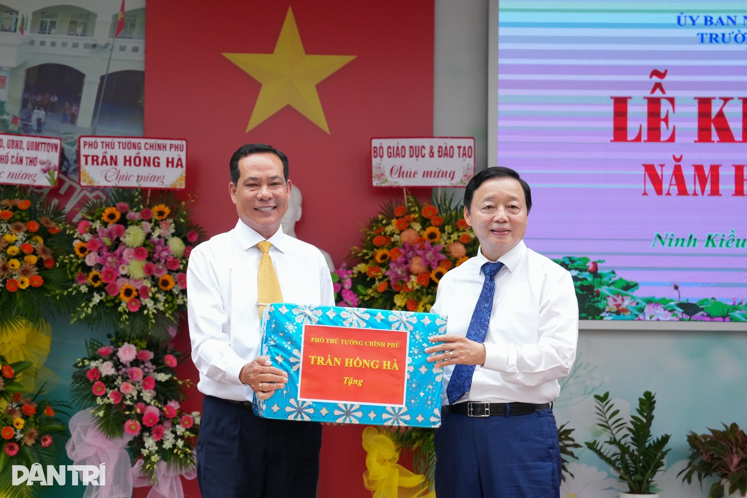 Phó Thủ tướng: Báo Dân trí tặng thẻ bảo hiểm y tế là nghĩa cử đẹp - 4 Phó Thủ tướng: Báo Dân trí tặng thẻ bảo hiểm y tế là nghĩa cử đẹp - 4