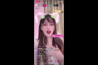 Quên bật hiệu ứng làm đẹp, "hot girl" mạng xã hội lộ mặt mộc gây sốc