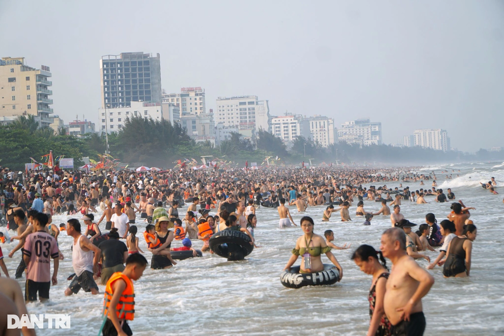Những lưu ý khi đi tắm biển dịp nghỉ lễ để đảm bảo an toàn - 1 Những lưu ý khi đi tắm biển dịp nghỉ lễ để đảm bảo an toàn - 1