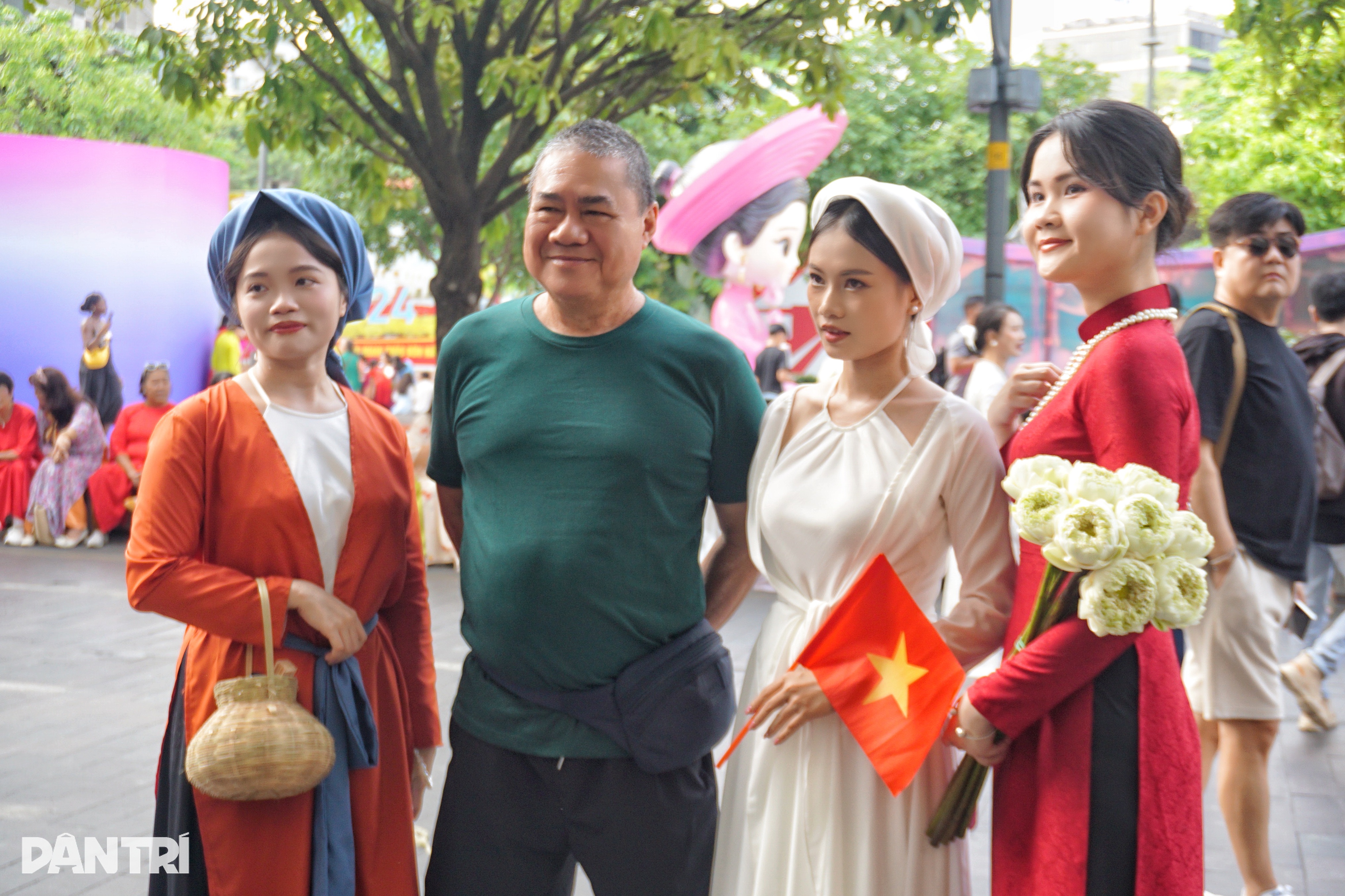 호치민시에서 베트남 의상을 입은 수천 명의 사람들에 놀란 외국인 관광객들 - 3 Du khách ngoại quốc bất ngờ trước hàng ngàn người mặc Việt phục tại TPHCM - 3