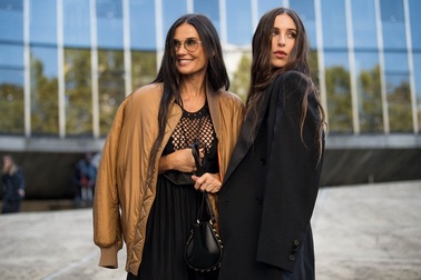 Con gái của Demi Moore và Bruce Willis đẹp hút hồn trong MV mới