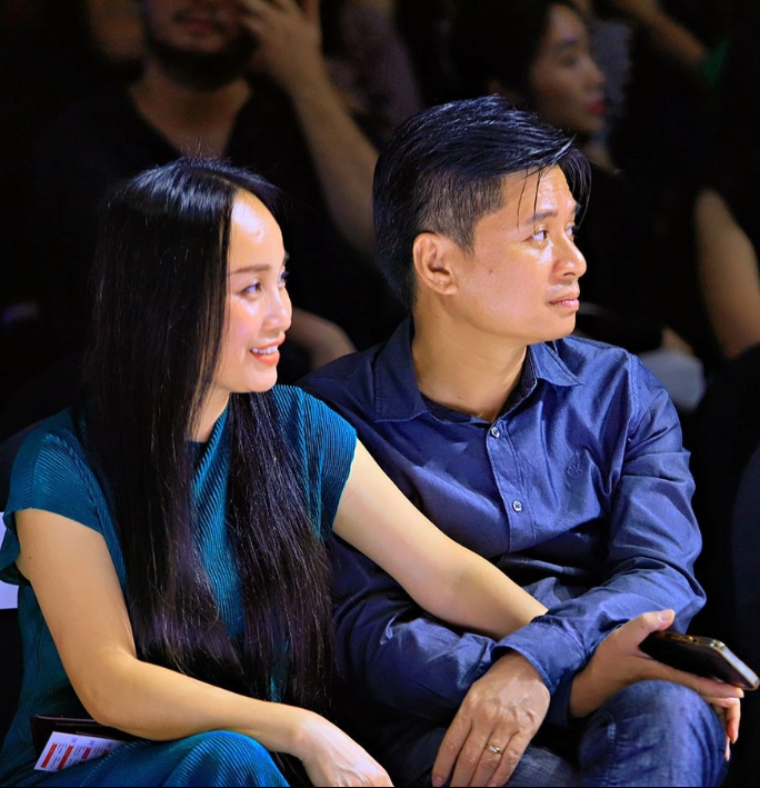 थू हुएन - तान मिन्ह: एक दुर्लभ जोड़ी, जिन्होंने 20 साल तक बिना किसी विवाद के पीपुल्स आर्टिस्ट का खिताब हासिल किया - 1 Thu Huyền - Tấn Minh: Cặp vợ chồng hiếm cùng nhận NSND, 20 năm chưa cãi vã - 1