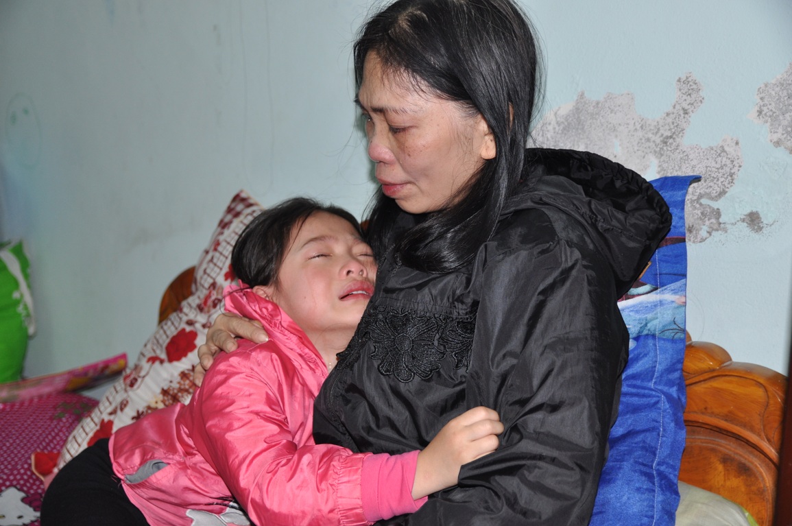 Nước mắt giàn giụa, bé 6 tuổi xin mọi người cứu mẹ ung thư - 2 Nước mắt giàn giụa, bé 6 tuổi xin mọi người cứu mẹ ung thư - 2