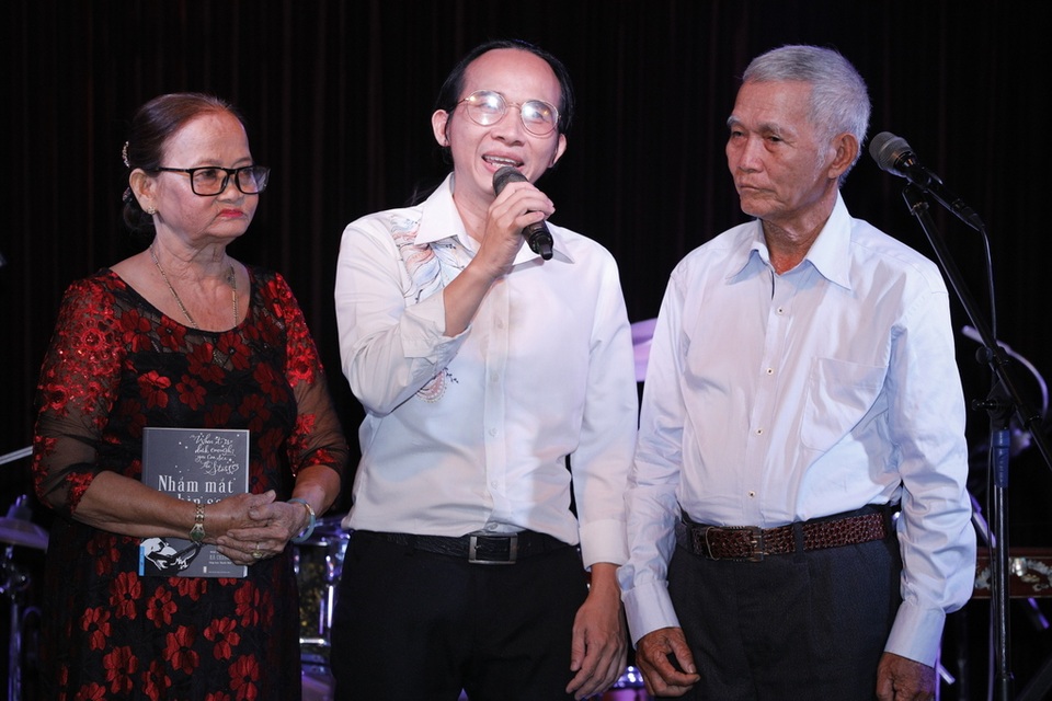 Xúc động nghe ca khúc truyền cảm hứng của người nhạc sĩ mù - 1 Xúc động nghe ca khúc truyền cảm hứng của người nhạc sĩ mù - 1