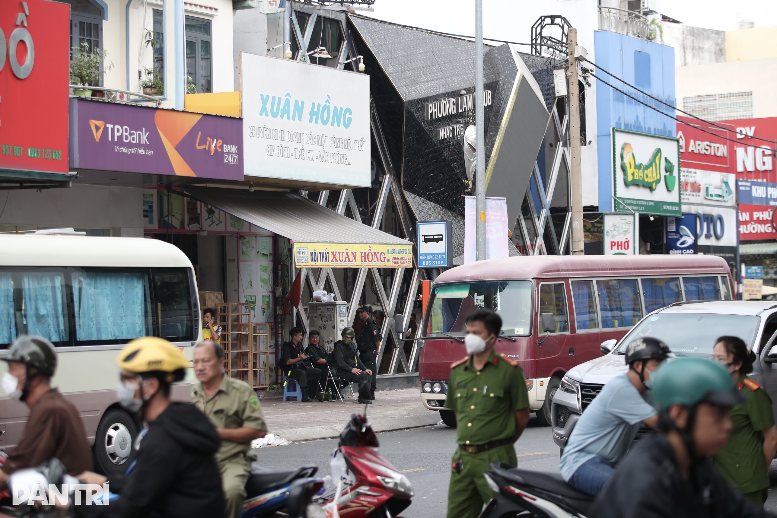 ប៉ូលីសបិទផ្លូវពេញមួយថ្ងៃ ដើម្បីឆែកឆេរនៅ HCMC - ១ Cảnh sát phong tỏa đường cả ngày để kiểm tra quán bar ở TPHCM - 1