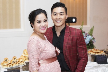 MC Hồng Phượng dù bầu “vượt mặt” vẫn chăm chút cho chồng
