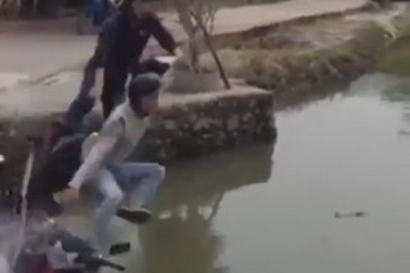 Clip “2 tên cướp chạy trốn bị rơi xuống hồ” nổi bật nhất Internet tuần qua