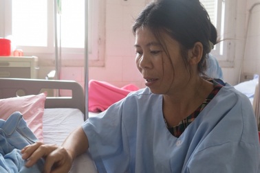 Đáng thương vợ ung thư chăm chồng bị tai nạn trong cảnh không xu dính túi