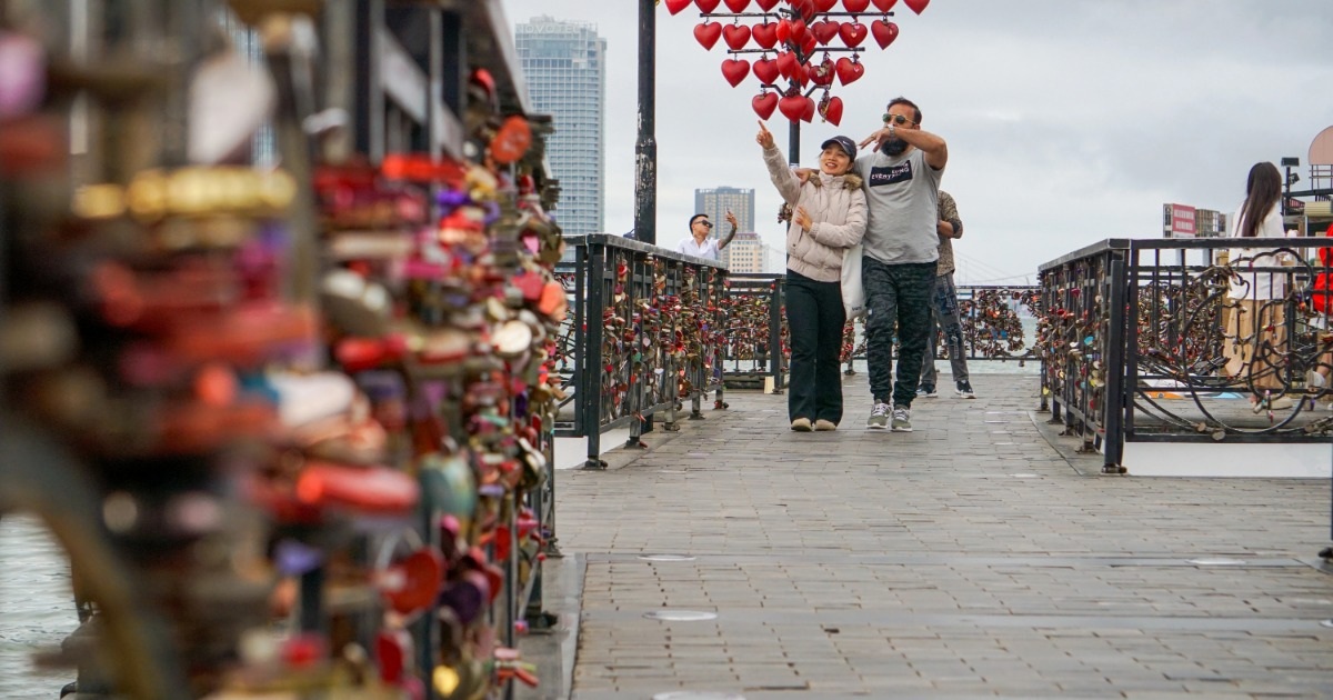 View - Muôn kiểu "khóa tình yêu" chi chít trên cầu lãng mạn nhất Đà Nẵng | Báo Dân trí