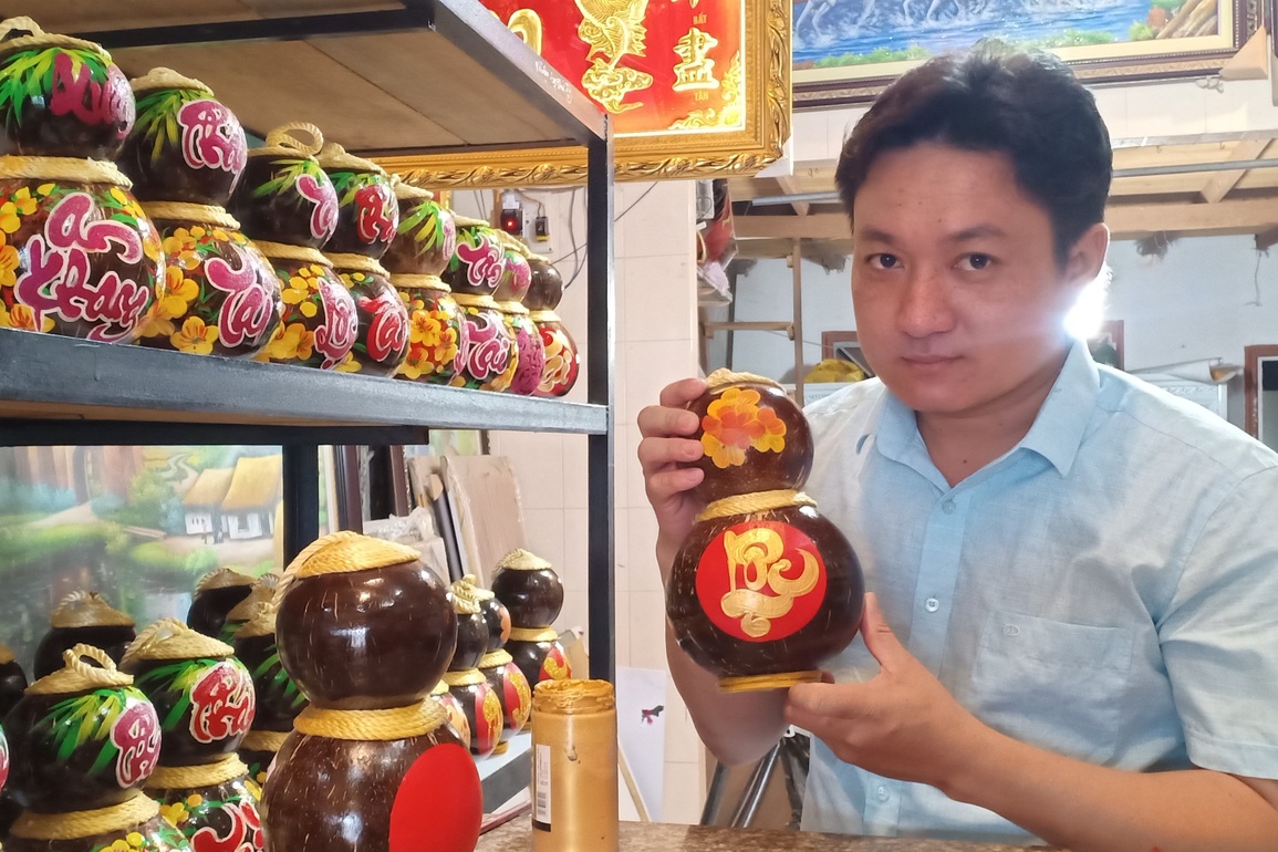8X bỏ việc kỹ sư thủy sản, kiếm tiền triệu từ thư pháp dịp Tết - 1 8X bỏ việc kỹ sư thủy sản, kiếm tiền triệu từ thư pháp dịp Tết - 1