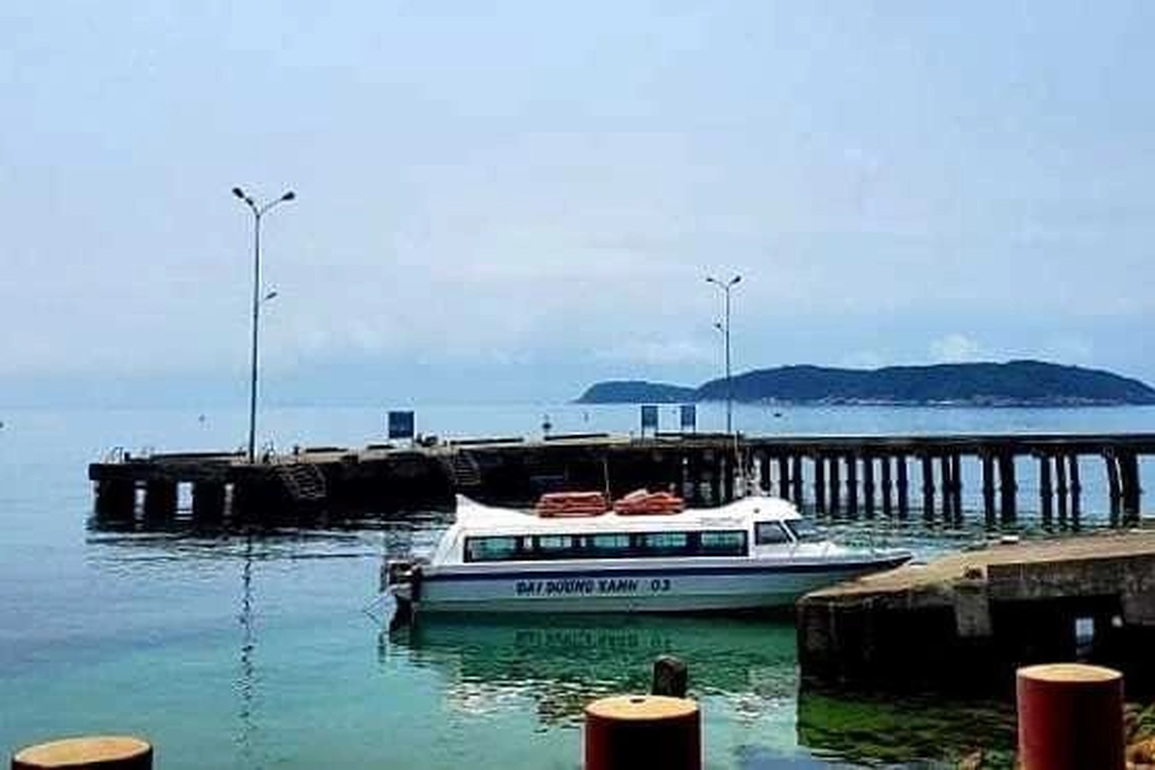 Ca nô bất ngờ bị cấm xuất bến khiến người dân mắc kẹt ở đảo Cù Lao Chàm - 1 Ca nô bất ngờ bị cấm xuất bến khiến người dân mắc kẹt ở đảo Cù Lao Chàm - 1