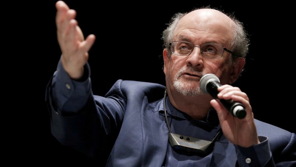 Chấn động: Nhà văn nổi tiếng Salman Rushdie bị chém nguy kịch trên sân khấu - 1 Chấn động: Nhà văn nổi tiếng Salman Rushdie bị chém nguy kịch trên sân khấu - 1