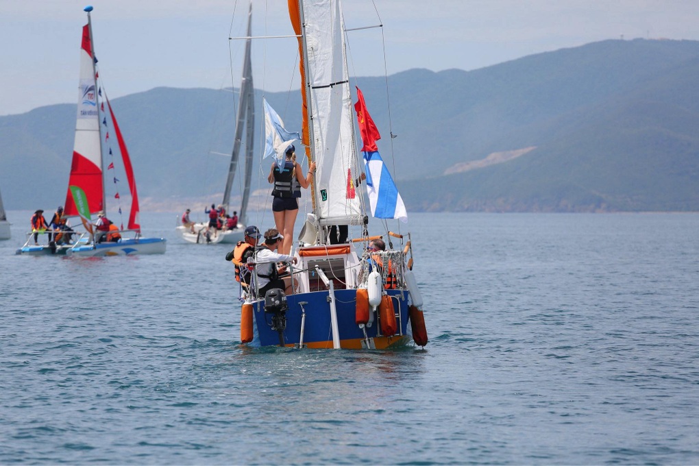 Hấp dẫn màn trình diễn thuyền buồm trên vịnh Nha Trang - 1