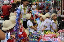 Đồ chơi Trung thu truyền thống: Chỉ để phát, ít trẻ đòi bố mẹ mua