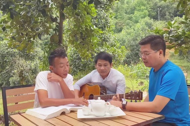 "Tam ca nhạc đỏ" tập hát "Chào em cô gái Lam Hồng" giữa vườn mít.