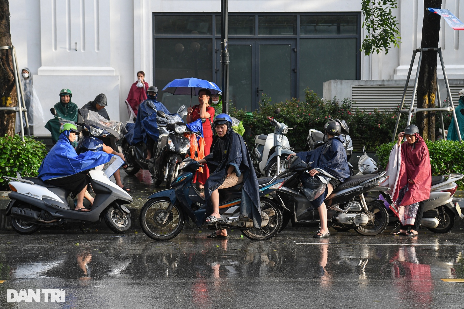 Thí sinh ôm đầu lo lắng, căng thẳng trước giờ thi môn ngữ văn - 2 Thí sinh ôm đầu lo lắng, căng thẳng trước giờ thi môn ngữ văn - 2