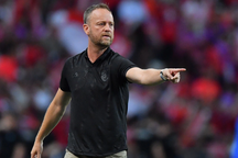 Vừa chia tay Thái Lan, HLV Mano Polking nhận được lời mời từ V-League