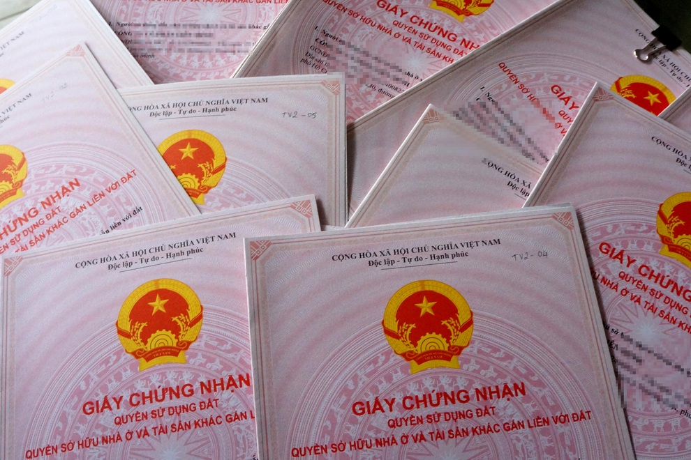Làm giả sổ đỏ, lừa bán đất chiếm đoạt hơn 2,5 tỷ đồng - 1 Làm giả sổ đỏ, lừa bán đất chiếm đoạt hơn 2,5 tỷ đồng - 1