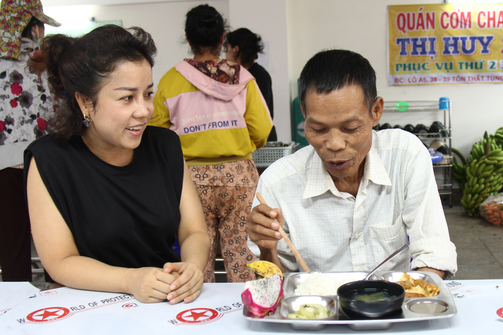 Nữ chủ quán cơm từ thiện giải thích về thùng quyên góp 2.000 đồng - 2 Nữ chủ quán cơm từ thiện giải thích về thùng quyên góp 2.000 đồng - 2