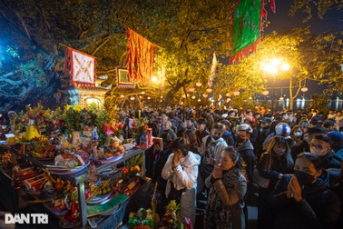 Phủ Tây Hồ, chùa Quán Sứ chật kín người đi lễ đầu năm