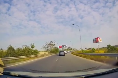 Tài xế chạy ẩu lập tức nhận bài học thích đáng