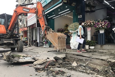 Phá dỡ hàng loạt bục bệ bít cống gây úng ngập trên phố Hà Nội