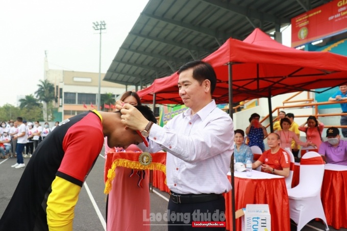 Phó Chủ tịch LĐLĐ Thành phố Nguyễn Huy Khánh trao Huy chương cho đội vô địch.