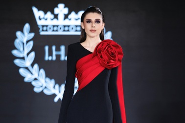 Những thiết kế dạ hội tôn vinh vẻ thanh lịch của phụ nữ hiện đại