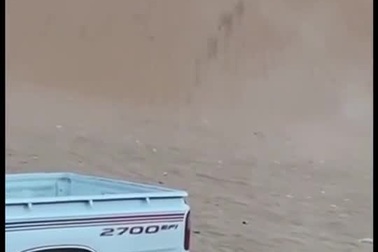 Ô tô bốc cháy ngùn ngụt và pha dập lửa "siêu độc" làm mãn nhãn người xem